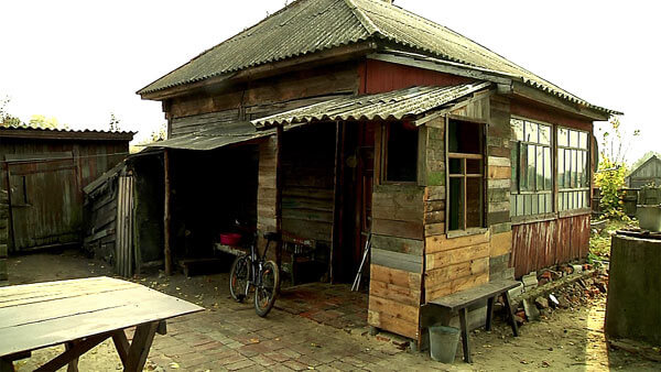 Молодым супругам, занявшим пустующий дом Таниного дедушки, пришлось взять кредит, чтобы сделать строение мало-мальски пригодным для жизни