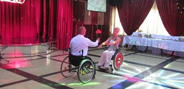 Вкус жизни: как пара танцует на инвалидных колясках. wheelchair dance, виктор карпов, запоріжжя, ирина петровская, відео, инвалидов, особи з інвалідністю, профреабилитация, танец "сердце", танцы на инвалидных колясках, фаер-шоу