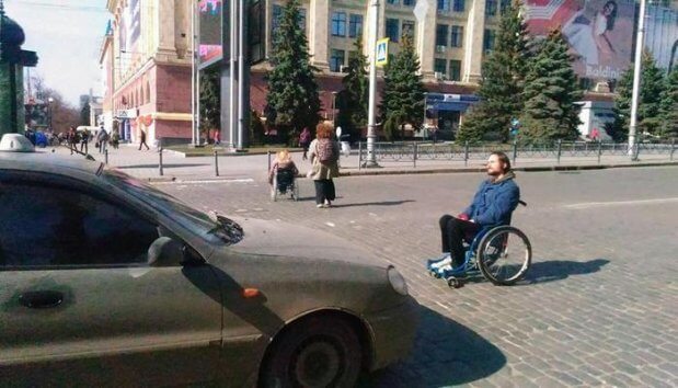 Одиночный протест. Харьковчанин на инвалидной коляске «перекрыл» дорогу. харьков, акция протеста, инвалид, недоступность, ограниченными возможностями