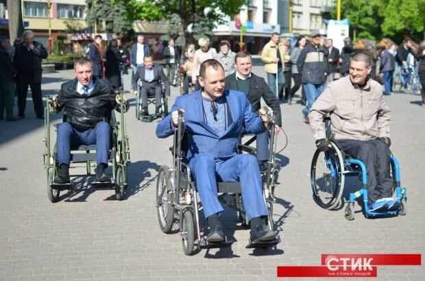 Люди з інвалідністю подивилися, що змінилося в місті через рік після акції “Чиновник на візку”. івано-франківськ, доступність, обмеженими можливостями, пандус, інвалідність