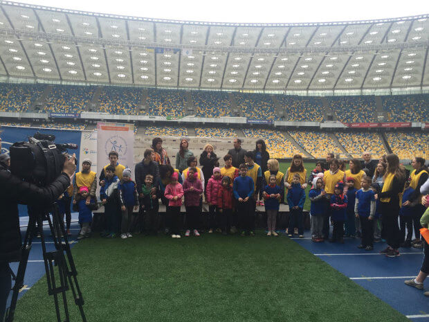 Прес-реліз: 200 бігунів та 20 дітей з аутизмом тренуються разом на підтримку всіх малюків-аутистів України. «kids autism games», нск «олимпийский», аутизм, соціалізація, тренування