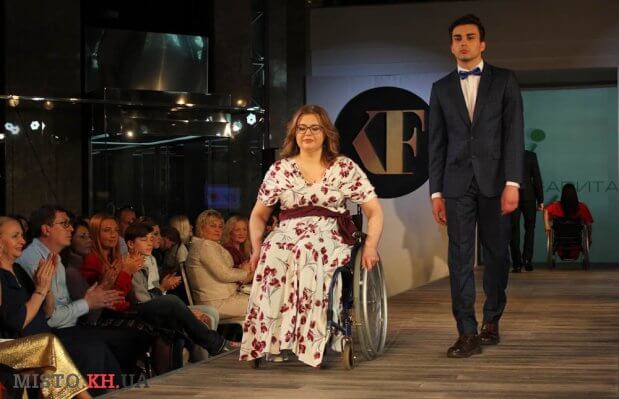 В Харькове прошел показ мод: Модные вещи на себя примерили женщины на инвалидных колясках. kharkivfashion, life is life, инвалидность, ограниченными возможностями, показ мод