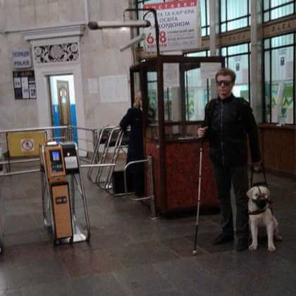 Як адаптувати метро під потреби незрячих з собаками-поводирями?. вади зору, метро, незрячий, собака-поводир, інвалід
