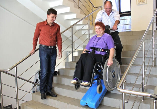 Надання транспортних послуг пристосованим до потреб інвалідів-візочників автомобілем з використанням сходового мобільного підйомника. южноукраїнськ, мобільний підйомник, обмеженими можливостями, транспортна послуга, інвалід-візочник