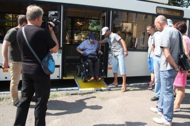 Водіїв та кондукторів кропивницьких тролейбусів вчили допомагати людям з інвалідністю. кропивницький, пандус, семінар, тролейбус, інвалідність