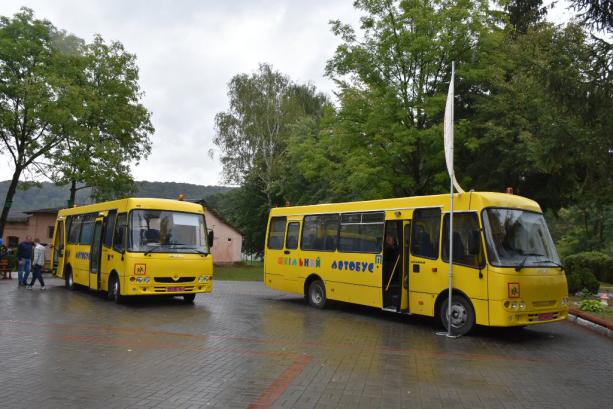 Навчально-реабілітаційний центр Святого Миколая отримає спеціалізований шкільний автобус. брюховичі, особливими потребами, перевезення, презентація, шкільний автобус