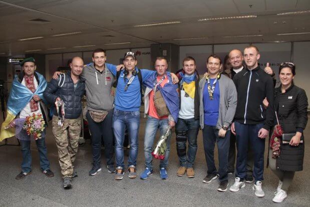 Українці зустріли ветеранів АТО, які повернулися після участі у Марафоні морської піхоти США. марафон морської піхоти сша, ампутация, ветеран ато, поранення, інвалідність