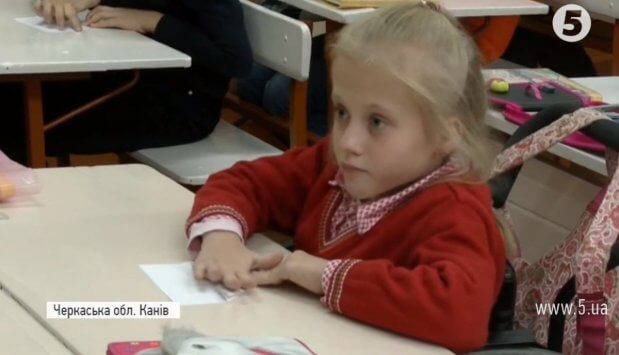 “На руках носять”: як школа перетворила життя 10-річної Насті на візку на казку. канів, настя капустинська, особливими потребами, інвалідний візок, інклюзивна освіта