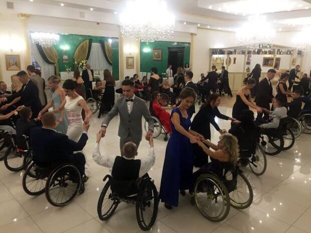 На Івано-Франківщині відбувся осінній бал для людей з обмеженими фізичними можливостями. івано-франківщина, мальтійський приятельський бал, обмеженими фізичними можливостями, танець, інвалідний візок