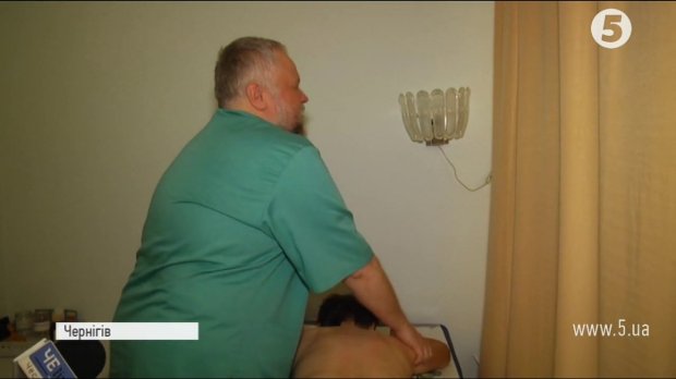 Відчуває хворобу на дотик: В Чернігові незрячий масажист ставить на ноги паралізованих пацієнтів. максим нєгров, чернігів, масажист, незрячий, тактильна чутливість