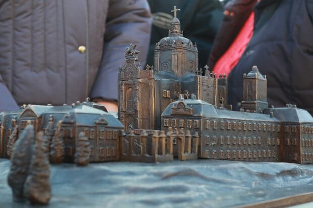 У Львові встановили бронзовий макет Святоюрського комплексу для незрячих. львів, святоюрський комплекс, вади зору, макет, незрячий