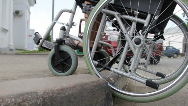 В Україні людям на візках можуть дозволити їздити по проїжджій частині. візок, проїжджа частина, тротуар, учасник дорожнього руху, інвалідність