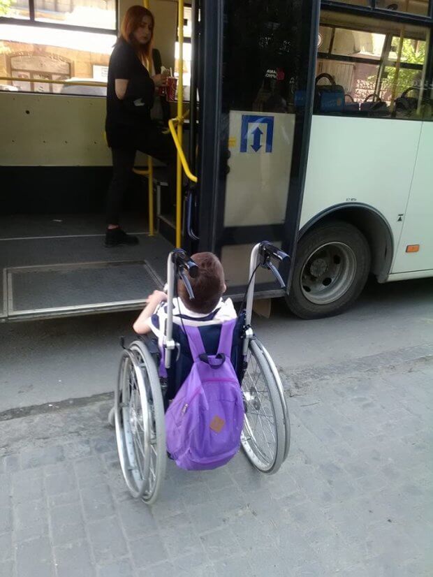 У Чернівцях водій маршрутки відмовився везти матір з дитиною в інвалідному візку. чернівці, водій, маршрутка, пандус, інвалідний візок