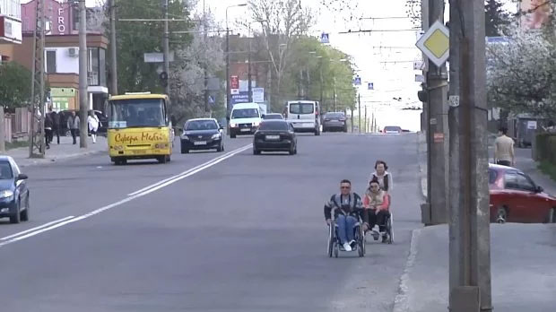 Як люди з інвалідністю проходять “квест на дорогах” в українських містах: приклад однієї сім’ї. тернопіль, пандус, пересування, перешкода, інвалідність