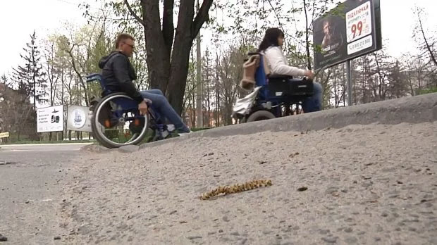 Як люди з інвалідністю проходять “квест на дорогах” в українських містах: приклад однієї сім’ї. тернопіль, пандус, пересування, перешкода, інвалідність
