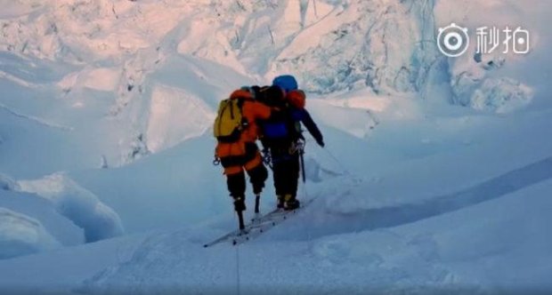 З другої спроби: безногий пенсіонер із Китаю піднявся на Еверест. еверест, ся бойю, пенсіонер, сходження, інвалід