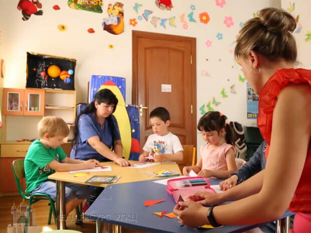 Як у Дрогобичі допомагають соціалізуватися молодим людям з особливими потребами. дрогобич, допомога, соціалізація, центр дозвілля дивовижні долоні, інвалідність