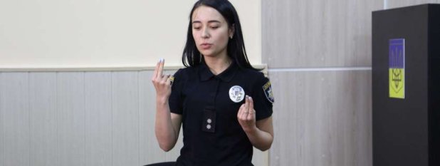 Поліцейські Маріуполя розповіли, навіщо вивчали жестову мову. мариуполь, жестова мова, поліцейський, проект, іспит