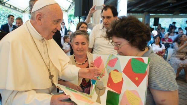 Несподіваний візит Папи до фундації, що опікується особами з інвалідністю. папа франциск, автономність, візит, проект, інвалідність