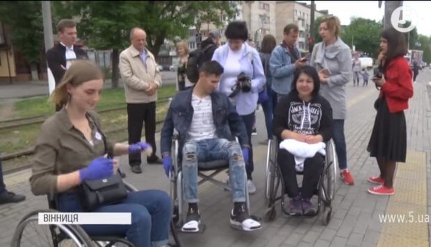 “Без сторонньої допомоги ніяк”: студенти перевірили Вінницю на доступність для людей з інвалідністю. вінниця, доступність, експеримент, студент, інвалідність