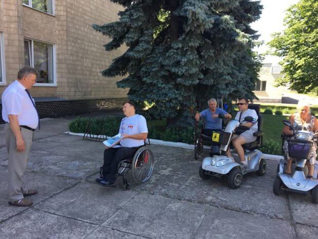 Шосткинские колясочники провели акцию протеста возле мэрии. шостка, доступность, инвалидность, пандус, протест