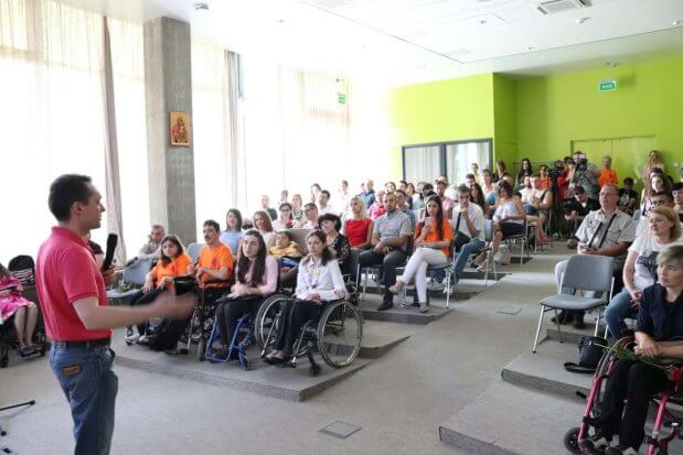 Поділилися незламністю: у Львові люди з інвалідністю розповіли, як досягнути вершин. львів, акція день відкритих сердець, успішний, інвалідний візок, інвалідність
