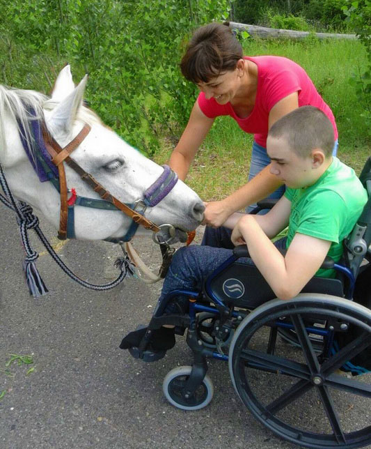 Традиційно для дітей з інвалідністю проводяться заняття з іпотерапії. полтава, заняття, лікування, інвалідність, іпотерапія