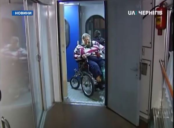 Люди з інвалідністю вимушені їздити у плацкартних вагонах через те, що спеціальних замало. купе, підйомник, спецвагон, укрзалізниця, інвалідність