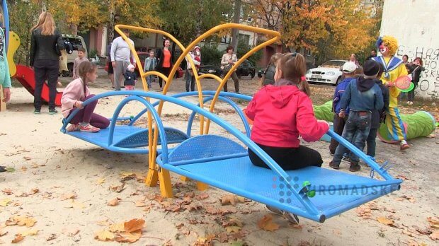 У Полтаві відкрили інклюзивний дитячий майданчик. полтава, дитина, дитячий майданчик, нерозуміння, інклюзія