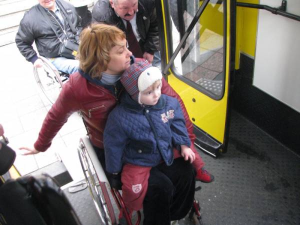 Весь городской транспорт Киева будет доступным для маломобильных пассажиров – КГГА. киев, доступный, инвалидность, общественный транспорт, остановка