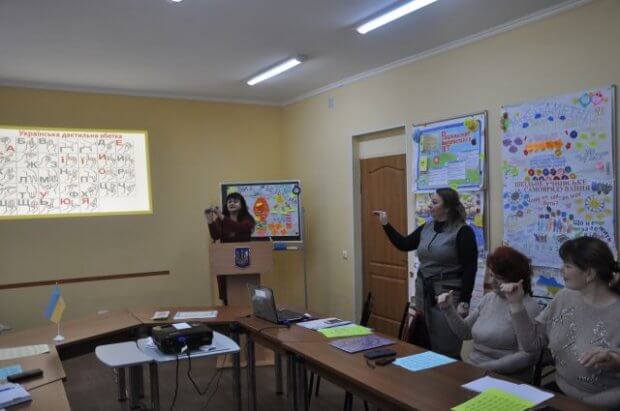 На Одещині запроваджують перші в Україні тренінги з вивчення української жестової мови для учителів. одещина, вивчення, вчитель, жестова мова, тренинг