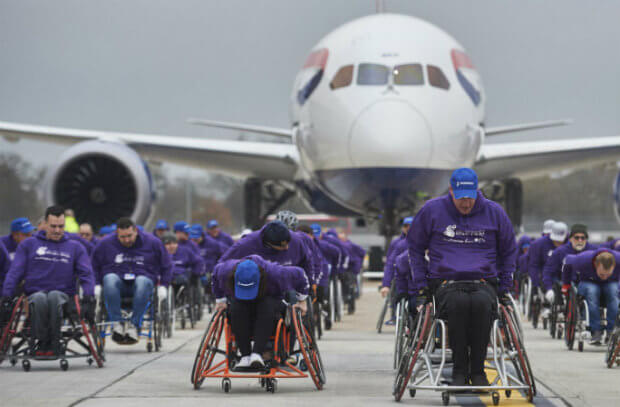 Объединив усилия, люди в инвалидных колясках протащили самолёт более чем на 100 метров. англия, инвалидная коляска, инвалидность, рекорд, самолёт