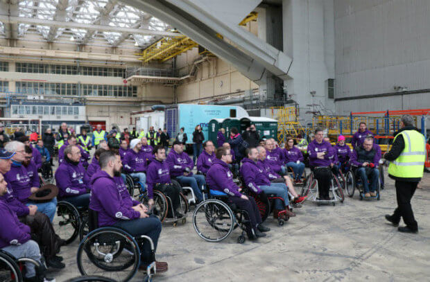 Объединив усилия, люди в инвалидных колясках протащили самолёт более чем на 100 метров. англия, инвалидная коляска, инвалидность, рекорд, самолёт