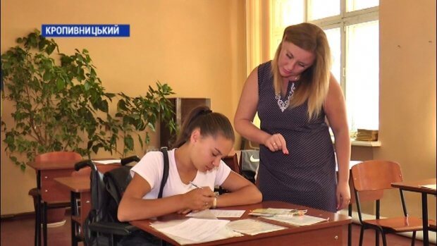 Шістнадцятирічна абітурієнтка Наталія Макогон написала заяву про вступ до 9-го училища у Кропивницькому. кропивницький, наталія макогон, бухгалтер, училище, інвалідний візок