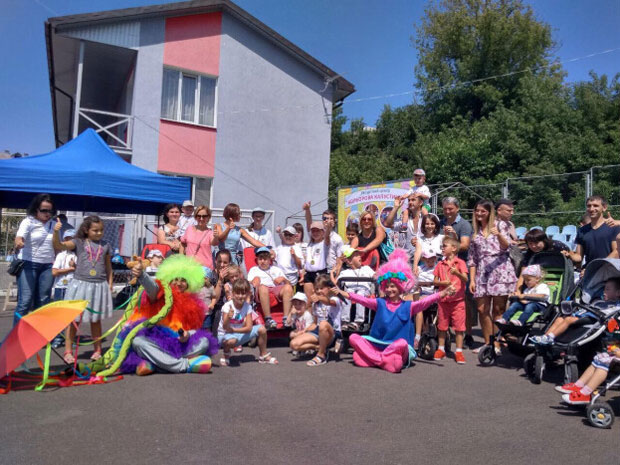 У Луцьку вперше відбувся «Марафон на колесах – 2019» для дітей з порушеннями опорно-рухового апарату. го ресурсний центр кольорова капустинка, дцп, луцьк, марафон на колесах - 2019, перегони