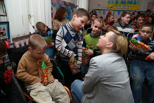 В день Святого Николая Денис Дзензерский подарил детям с ограниченными возможностями театрализованное представление. детей
