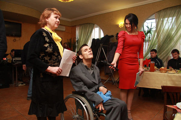 В Днепропетровске прошла новогодне-рождественская встреча инвалидов-колясочников. инвалидов-колясочников