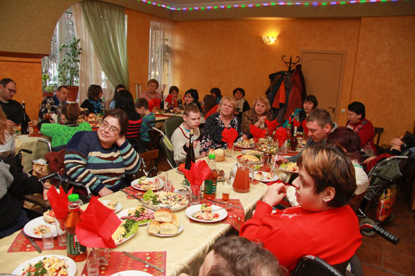В Днепропетровске прошла новогодне-рождественская встреча инвалидов-колясочников. инвалидов-колясочников