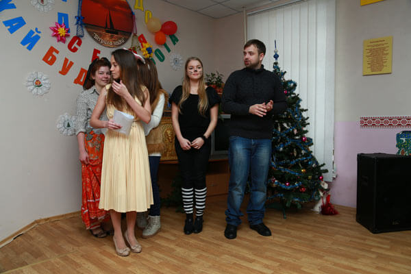В день Святого Николая Денис Дзензерский подарил детям с ограниченными возможностями театрализованное представление. детей