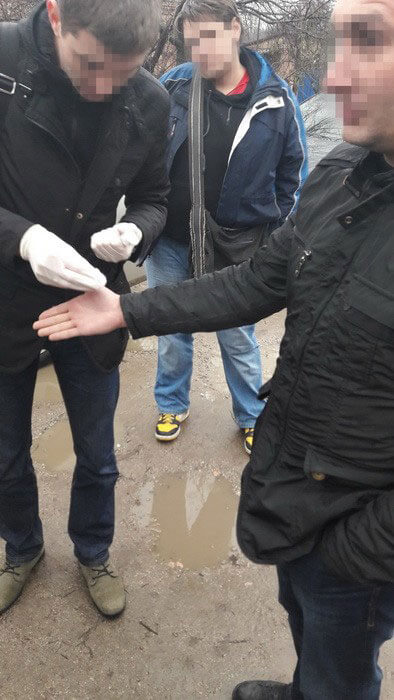 У Кропивницькому СБУ викрила на хабарництві посадовця бюро медико-санітарної експертизи (ФОТО, ВІДЕО). медико-санітарної експертизи, person, clothing, trousers, man, jacket, jeans, outdoor, footwear. A man talking on a cell phone