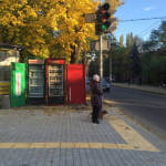 Світлина. Спеціальний тротуар для слабозорих людей облаштовують на вул. Терешкової в Одесі. Безбар'ерність, тактильна плитка