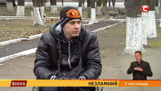 Незламний (ВІДЕО). руслан борисов, outdoor, jacket, person, clothing, human face, man. A person holding a sign