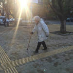 Світлина. Спеціальний тротуар для слабозорих людей облаштовують на вул. Терешкової в Одесі. Безбар'ерність, тактильна плитка