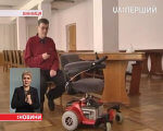 Вінницькі кібернетики розробили інвалідний візок з інтелектом (ВІДЕО). автопілот, вінницькі розробники, контролер, інвалідний візок, floor, person, clothing, human face, man. A man standing in a room