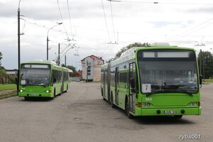 В Литве разработали уникальное мобильное приложение для слабовидящих пассажиров общественного транспорта. "kvt balsas", каунас, литва, инвалидность, мобильное приложение, слабовидящий, sky, green, bus, outdoor, road, land vehicle, vehicle, transport, driving, public transport. A green bus driving down a street