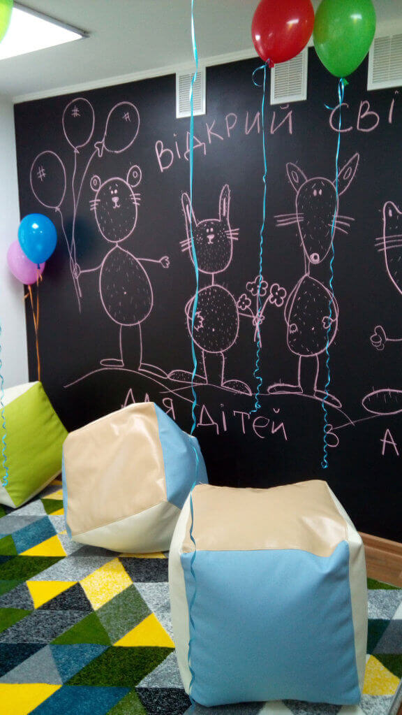 Рівненським дітям-аутистам створили європейські умови навчання (ФОТО). рівне, адаптація, аутизм, навчання, indoor, handwriting, art, child art. A close up of a colorful wall