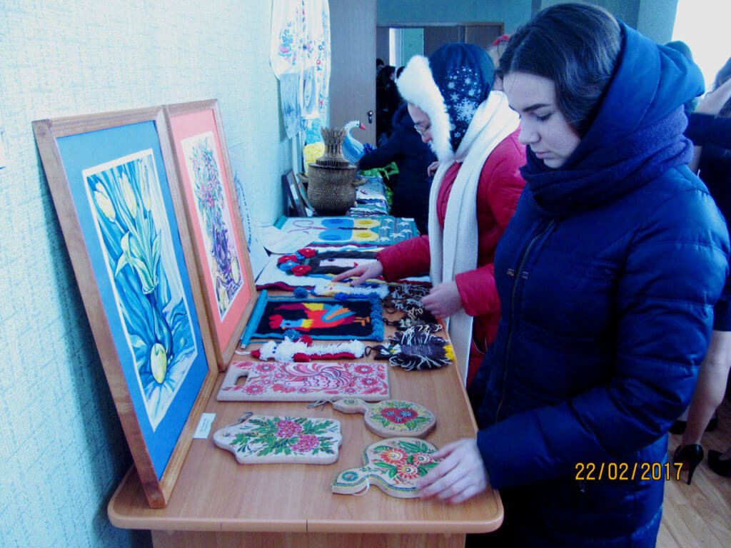 Люди з інвалідністю прийняли участь у фестивалі присвяченому Масляній (ФОТО). кропивницький, масляна, фестиваль, інвалід, інвалідність, person, clothing, indoor, painting, child art, drawing, woman. A person in a blue shirt