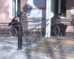 Життя на інвалідному візку (ВІДЕО). вінниця, доступність, людина, толерантність, інвалідний візок, wheel, tire, land vehicle, bicycle. A building with a metal bench