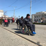 Світлина. Акция «Небезопасный город»: Старосенная площадь опасна для инвалидов, а активисты подают на мэрию в суд. Безбар'ерність, пандус, инвалид, ограниченными возможностями, Одесса, колясочник