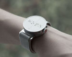 В Южной Корее разработали первые в мире «умные часы» для незрячих (ФОТО, ВИДЕО). инвалид, слабовидящий, слепой, умные часы dot, шрифт брайля, indoor, clock, watch, device, close, gauge. A close up of a device